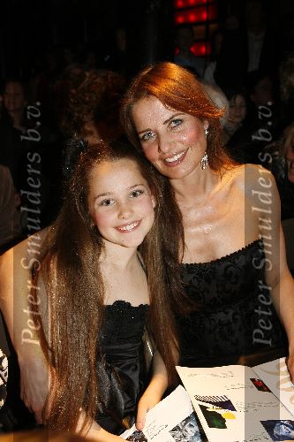 Amsterdam 19 april 2006
Veiling voor Child Right in Hotel Arena.
Mariska Hulscher met haar dochter Mikki