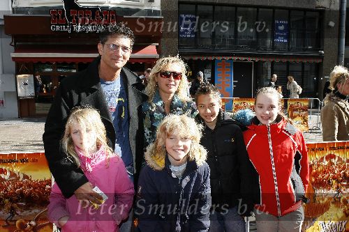 Amsterdam 16 april 2006
Premiere Astrid en de Vikingen in Tuschinski.
Mark Boskamp met vrouw en kind en vriendjes.