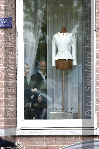 Amsterdam 26 april 2006
Maxima Prins Willem Alexander en de groothertog van Luxemburg met zijn vrouw bezoeken het v Gogh museum.Mart Visser staat voor de raam naar Maxima te kijken