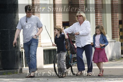 Amsterdam 8 mei 2006
Martijn Krabbe met zijn zoontje Bickel en zijn moeder