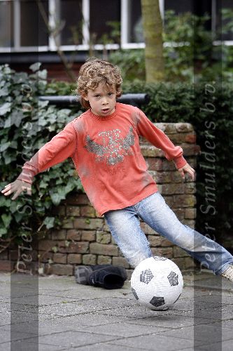 Amsterdam 21 april 2006
Ruud Gullit en zijn zoon Maxim aan het voetballen op straat
