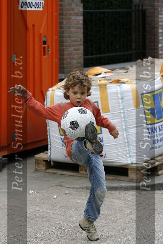 Amsterdam 21 april 2006
Ruud Gullit en zijn zoon Maxim aan het voetballen op straat
