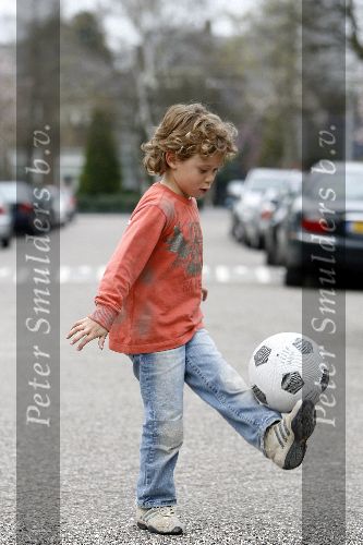 Amsterdam 21 april 2006
Ruud Gullit en zijn zoon Maxim aan het voetballen op straat