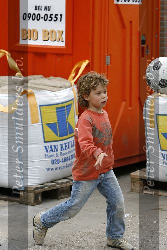Amsterdam 21 april 2006
Ruud Gullit en zijn zoon Maxim aan het voetballen op straat