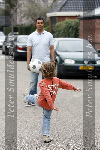 Amsterdam 21 april 2006
Ruud Gullit en zijn zoon Maxim aan het voetballen op straat