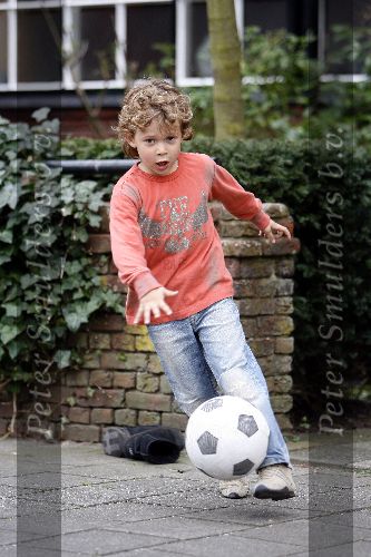 Amsterdam 21 april 2006
Ruud Gullit en zijn zoon Maxim aan het voetballen op straat