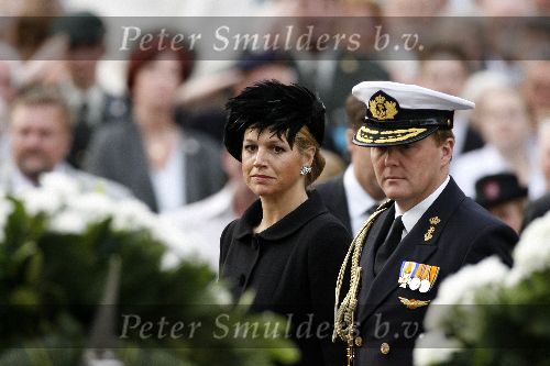 Amsterdam 4 mei 2006
Dodenherdenking bij monument op de dam.
Koningin Beatrix Maxima en Prins Willem Alexander in uniform