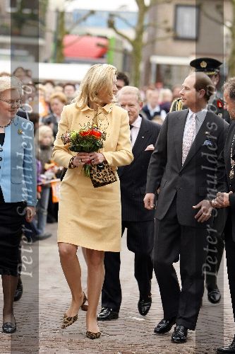 Heesch 19 april 2006
Prinses Maxima en Prins Edward bij uitreiking onderscheidingen aan studenten. Met tijgerprint tas en schoenen