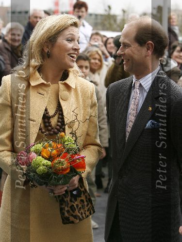 Heesch 19 april 2006
Prinses Maxima en Prins Edward bij uitreiking onderscheidingen aan studenten. Met tijgerprint tas en schoenen