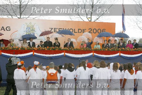 Zeewolde 29 april 2006
Koninginnedag 2006 in Almere en Zeewolde.
Koningin Beatrix Pieter v Vollenhoven Prinses Margriet Prins Willem Aleander maxima Prins Constantijn Prinses Laurentien Prins Friso Prinses mabel Prins Maurits Prinses marilene Prins Bernhard Prinses Annette Prins Floris Prinses Aimee en Prins Pieter Christiaan