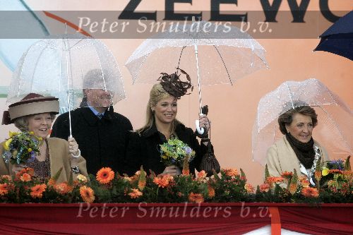 Zeewolde 29 april 2006
Koninginnedag 2006 in Almere en Zeewolde.
Koningin Beatrix Maxima en Prinses Margriet