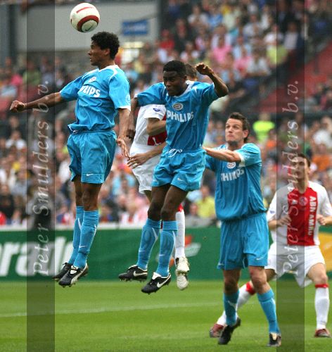 Rotterdam, 7 Mei 2006
Finale KNVB Beker AJAX-PSV, eindstand 2-1
Michael Lamey in een luchtduel met Eric Addo
© Foto Edwin an Zandvoort