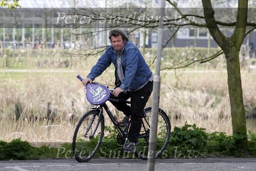 Amsterdam 25 april 2006
Michiel Romijn verbergt zich achter zijn tennisracket.
