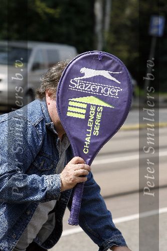 Amsterdam 25 april 2006
Michiel Romijn verbergt zich achter zijn tennisracket.