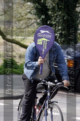 Amsterdam 25 april 2006
Michiel Romijn verbergt zich achter zijn tennisracket.