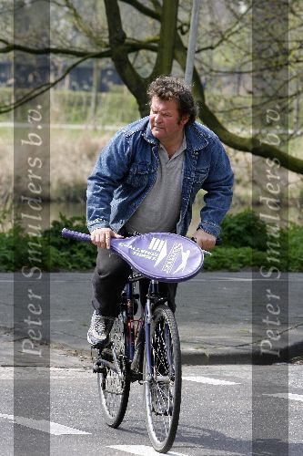 Amsterdam 25 april 2006
Michiel Romijn op de fiets met tennisracket