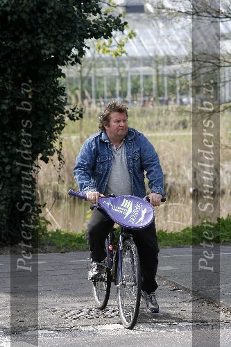 Amsterdam 25 april 2006
Michiel Romijn op de fiets met tennisracket