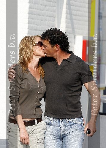 Amersfoort 12 mei 2006
Milika Peterzon samen met haar nieuwe vriend Jurgen Smit kussend