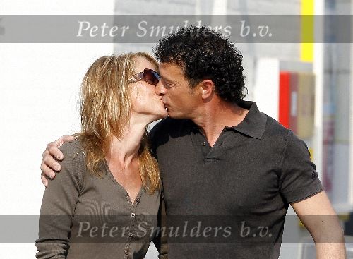 Amersfoort 12 mei 2006
Milika Peterzon samen met haar nieuwe vriend Jurgen Smit kussend