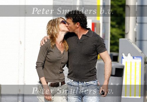Amersfoort 12 mei 2006
Milika Peterzon samen met haar nieuwe vriend Jurgen Smit kussend