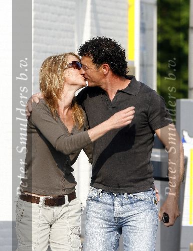 Amersfoort 12 mei 2006
Milika Peterzon samen met haar nieuwe vriend Jurgen Smit kussend