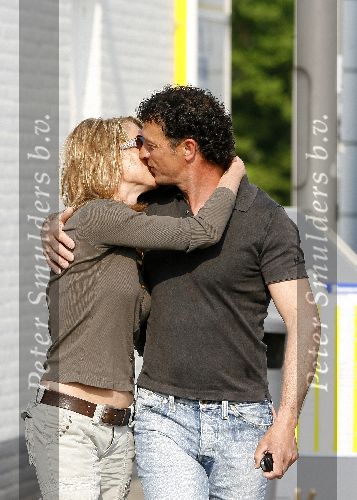 Amersfoort 12 mei 2006
Milika Peterzon samen met haar nieuwe vriend Jurgen Smit kussend