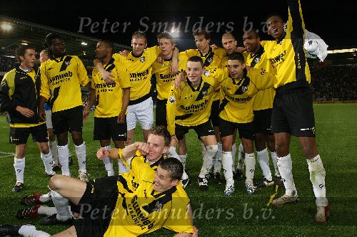 Breda, 9 Mei 2006 Laatste wedstrijd in de play-offs voor degradatie/promotie eredivisie Seizoen 2005/2006
NAC-FC Volendam, eindstand 0-0
Blijdschap bij de spelers van NAC met ebhoud eredivisieschap
© Edwin van Zandvoort