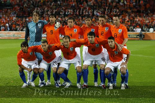 Zaterdag, 27 Mei 2006 Vriendschappelijke interland op weg naar het WK 2006 Nederland-Kameroen, eindstand 1-0
Nederlands elftal met staande v.l.n.r.: Edwin v d Sar. Ruud v Nistelrooy, Joris Mathijsen, Phillip Cocu, Jan Kromkamp en andre Ooijer. Gehurkt Giovanni v Bronckhorst, Wesley Sneijder, Arjen Robben, Mark v Bommel en Robin v Persie
© Edwin van Zandvoort