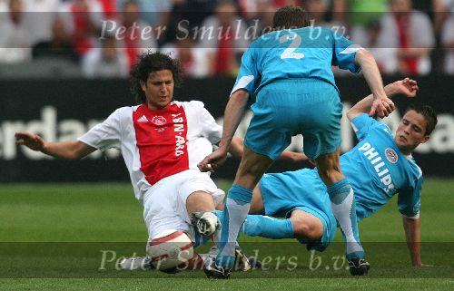 Rotterdam, 7 Mei 2006
Finale KNVB Beker AJAX-PSV, eindstand 2-1
JNourdin Boukhari in duel met Ibrahim Afellay
© Foto Edwin an Zandvoort