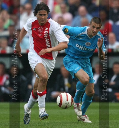 Rotterdam, 7 Mei 2006
Finale KNVB Beker AJAX-PSV, eindstand 2-1
Nourdin Boukhari in duel met Timmy Simons
© Foto Edwin an Zandvoort