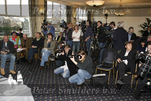 Amsterdam 13 april 2006
Persconferentie Edwin de Roy v Zuydewijn na rechtzaak in hotel Meridien met hond. pers