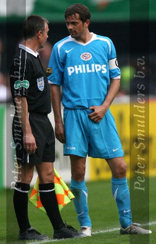 Rotterdam, 7 Mei 2006
Finale KNVB Beker AJAX-PSV, eindstand 2-1
Phillip Cocu in gesprek met de scheidsrechter
© Foto Edwin an Zandvoort