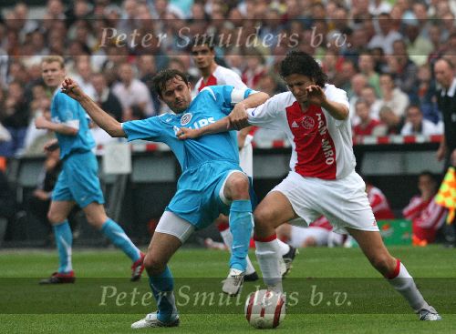 Rotterdam, 7 Mei 2006
Finale KNVB Beker AJAX-PSV, eindstand 2-1
Phillip Cocu in duel met Nourdin Boukhari
© Foto Edwin an Zandvoort