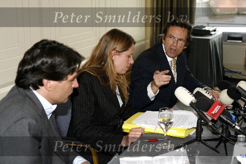 Amsterdam 13 april 2006
Persconferentie Edwin de Roy v Zuydewijn na rechtzaak in hotel Meridien met hond. Pim de Vos