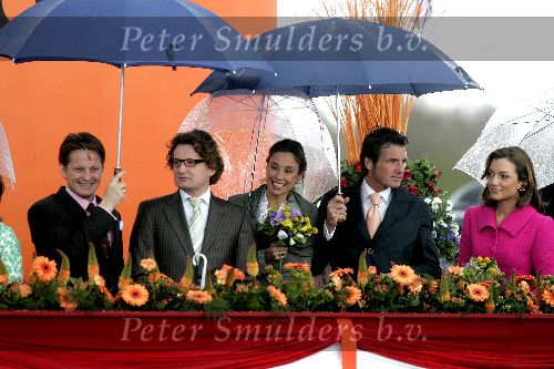 Zeewolde 29 april 2006
Koninginnedag 2006 in Almere en Zeewolde.
Koningin Beatrix Pieter v Vollenhoven Prinses Margriet Prins Willem Aleander maxima Prins Constantijn Prinses Laurentien Prins Friso Prinses mabel Prins Maurits Prinses marilene Prins Bernhard Prinses Annette Prins Floris Prinses Aimee en Prins Pieter Christiaan