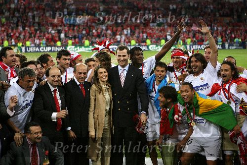 Eindhoven, 10 Mei 2006 Finale UEFA Cup Seizoen 2005/2006 tussen Middlesbrough FC-FC Sevilla, eindstand 0-4
Prins Felipe samen met zijn vrouw oud TV Journaliste Letizia Ortis Rocasolano samen met de selektie van FC Sevilla
© Edwin van Zandvoort