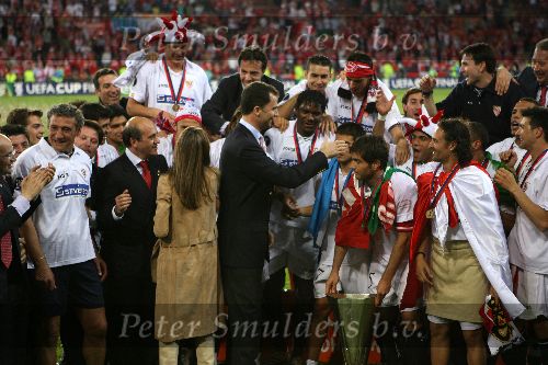 Eindhoven, 10 Mei 2006 Finale UEFA Cup Seizoen 2005/2006 tussen Middlesbrough FC-FC Sevilla, eindstand 0-4
Prins Felipe samen met zijn vrouw oud TV Journaliste Letizia Ortis Rocasolano tussen de spelers van FC Sevilla
© Edwin van Zandvoort