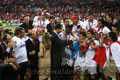 Eindhoven, 10 Mei 2006 Finale UEFA Cup Seizoen 2005/2006 tussen Middlesbrough FC-FC Sevilla, eindstand 0-4
Prins Felipe samen met zijn vrouw oud TV Journaliste Letizia Ortis Rocasolano tussen de spelers van FC Sevilla
© Edwin van Zandvoort