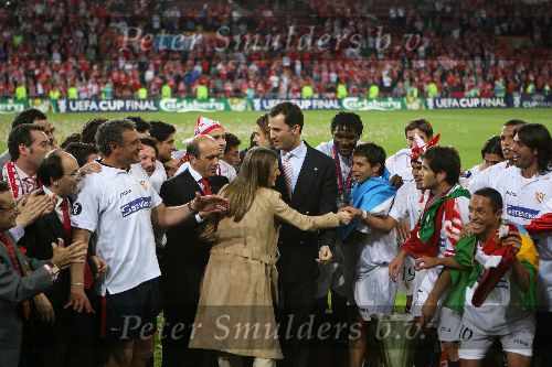 Eindhoven, 10 Mei 2006 Finale UEFA Cup Seizoen 2005/2006 tussen Middlesbrough FC-FC Sevilla, eindstand 0-4
Prins Felipe samen met zijn vrouw oud TV Journaliste Letizia Ortis Rocasolano tussen de spelers van FC Sevilla
© Edwin van Zandvoort