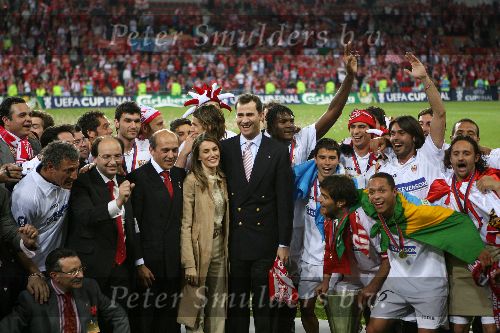 Eindhoven, 10 Mei 2006 Finale UEFA Cup Seizoen 2005/2006 tussen Middlesbrough FC-FC Sevilla, eindstand 0-4
Prins Felipe samen met zijn vrouw oud TV Journaliste Letizia Ortis Rocasolano tussen de spelers van FC Sevilla
© Edwin van Zandvoort