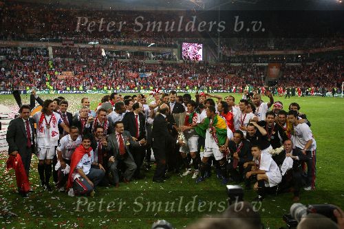 Eindhoven, 10 Mei 2006 Finale UEFA Cup Seizoen 2005/2006 tussen Middlesbrough FC-FC Sevilla, eindstand 0-4
Prins Felipe samen met zijn vrouw oud TV Journaliste Letizia Ortis Rocasolano tussen de spelers van FC Sevilla
© Edwin van Zandvoort
