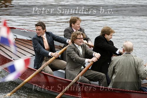 Almere 29 april 2006
Koninginnedag 2006 in Almere en Zeewolde.
Prins Maurits Prins Floris Prins Pieter Christiaan Prins Bernhard en pieter v Vollenhoven in boot