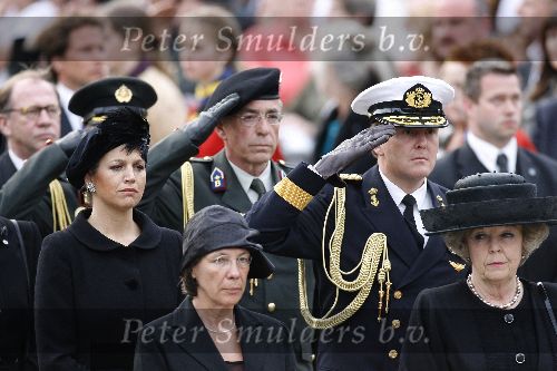Amsterdam 4 mei 2006
Dodenherdenking bij monument op de dam.
Koningin Beatrix Maxima en Prins Willem Alexander in uniform