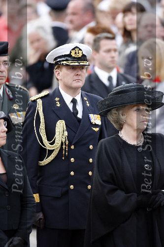 Amsterdam 4 mei 2006
Dodenherdenking bij monument op de dam.
Koningin Beatrix Maxima en Prins Willem Alexander in uniform