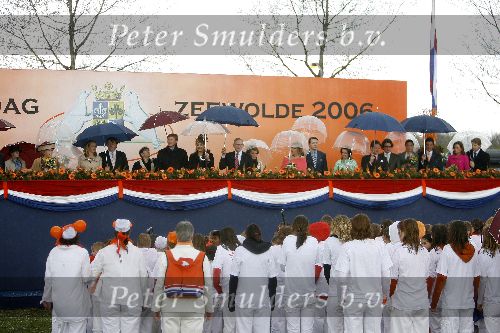 Zeewolde 29 april 2006
Koninginnedag 2006 in Almere en Zeewolde.
Koningin Beatrix Pieter v Vollenhoven Prinses Margriet Prins Willem Aleander maxima Prins Constantijn Prinses Laurentien Prins Friso Prinses mabel Prins Maurits Prinses marilene Prins Bernhard Prinses Annette Prins Floris Prinses Aimee en Prins Pieter Christiaan
