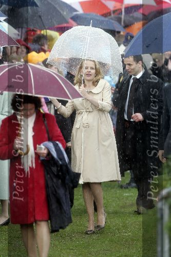Zeewolde 29 april 2006
Koninginnedag 2006 in Almere en Zeewolde.
 Prinses mabel met paraplu in de regen