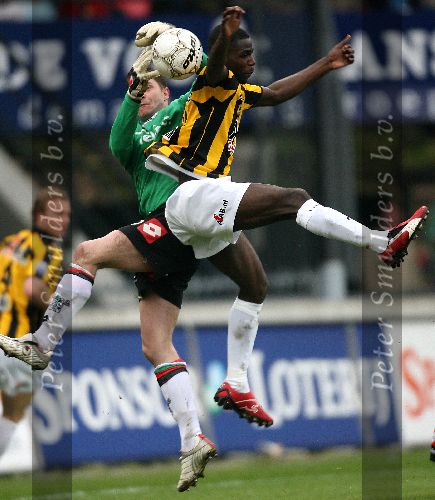 Nijmegen, 3 Mei 2006 Wedstrijd in de Play offs 2e wedstrijd NEC-Vitesse, eindstand 1-1 Seizoen 2005/2006
Raymon v emmerik in duel met Fred Benson
© foto Edwin van Zandvoort