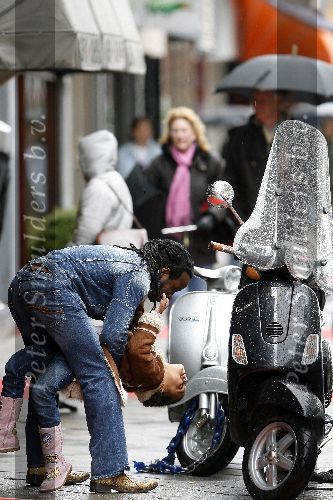 Amsterdam 8 april 2006
Regilio Tuur aan het stoeien met zijn dochter op de pc hooftstraat