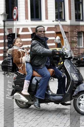 Amsterdam 25 maart 2006
Regilio Tuur met dochtertje op vespa scooter