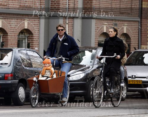Amsterdam 8 april 2006
Reinout Oerlemans met Danielle Overgaag en kinderen in bakfiets
